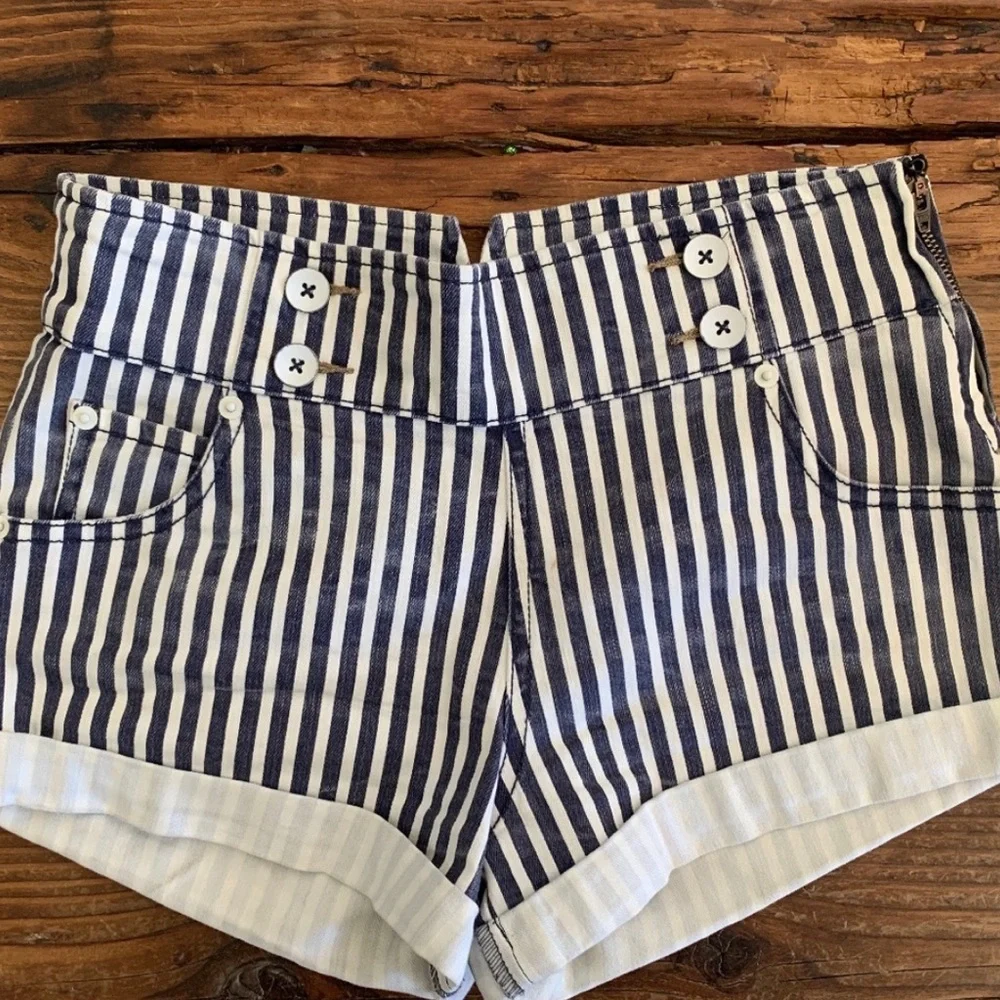 NWOT. Free People Blue and White Stripe Cuffed Side Zip Mariner Shorts. Size 25. - Picture 4 of 7